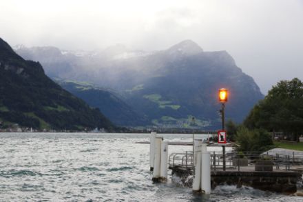 Dimmerföhn über dem Urnersee. Trotz Föhnwarnung und eingeschalteter Sturmwarnleuchte ist das Wetter trüb.