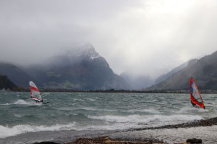 Dimmerföhn über dem Urnersee. Der Föhnsturm lockt die Surfer auch bei trübem Wetter auf den See.