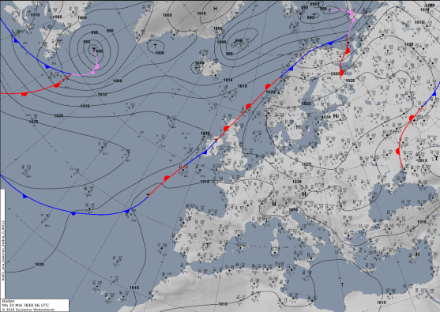 Karte von Europa, die Hoch- und Tiefdruckgebiete, den Verlauf der Isobaren und von Warm- und Kaltfronten zeigt.