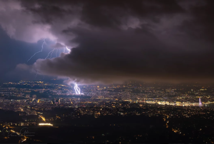 Gewitter über der Stadt Genf.