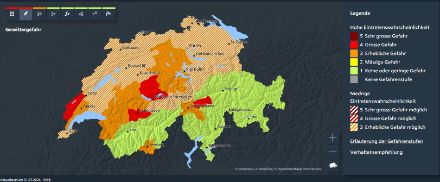 Warnkarte von MeteoSchweiz mit aktiven Gewitterwarnungen. Die schraffierte Fläche zeigt die flächige Gewitterwarnung. In diesen Regionen sind örtlich heftige Gewitter möglich. Die orange oder rot ausgefüllten Flächen zeigen Regionen, für welche lokale kurzfristige Gewitterwarnungen ausgegeben wurden.
