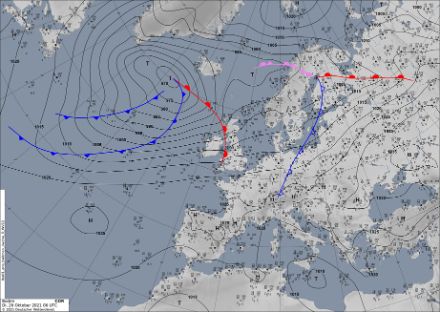 Karte von Europa, die Hoch- und Tiefdruckgebiete, den Verlauf der Isobaren und von Warm- und Kaltfronten zeigt.
