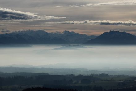 Bild einer Inversionslage, das Flachland ist unter dem dichten Dunst nicht mehr zu erkennen.