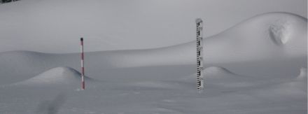 Foto einer Messlatte für die Gesamtschneehöhe auf dem San Bernardino.