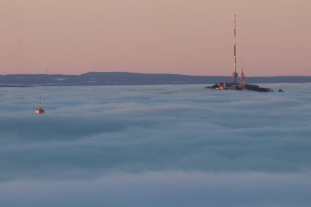 Bild des Nebelmeers, aus dem einzelne Erhebungen ragen.
