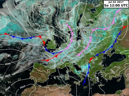  	Satellitenbild und Isobarenkarte mit einem ausgedehnten Tiefdruckgebiet über Nordeuropa und einer Nordwestströmung über den Alpen.