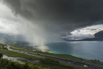  	In der Bildmitte einzelne Schauerwolken am Rand des Genfersees 