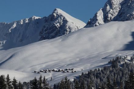  	Foto des tief eingeschneiten Bergdörfchens Medergen im Januar 2019. Foto: Daniel Gerstgrasser. 