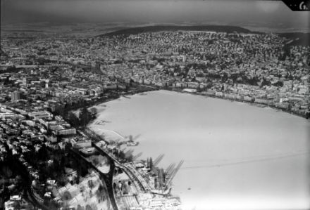 Luftbild des gefrorenen Seebeckens bei Zürich.