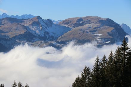 Bild, das im Vordergrund ausgeprägte Wellen im Nebelmeer zeigt.