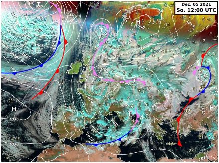 Satellitenbild und Isobarenkarte mit einem ausgedehnten Tiefdruckgebiet mitten über Europa.