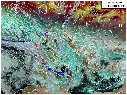 Satellitenbild und Isobarenkarte mit einem ausgedehnten Tiefdruckgebiet mitten über Europa.