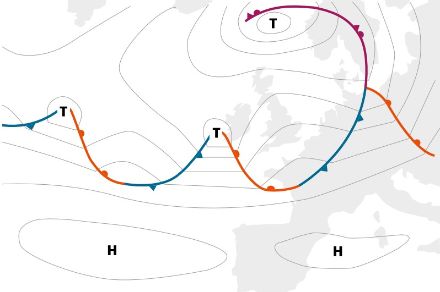 Vereinfachte Wetterkarte von Europa mit Isobaren (Linien gleichen Luftdrucks) und Fronten
