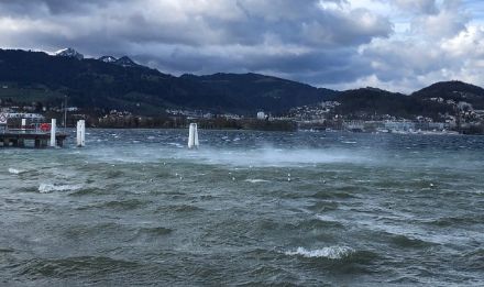 Bild der vom Wind aufgewühlten Wasseroberfläche des Sees mit einzelnen Gischtstreifen