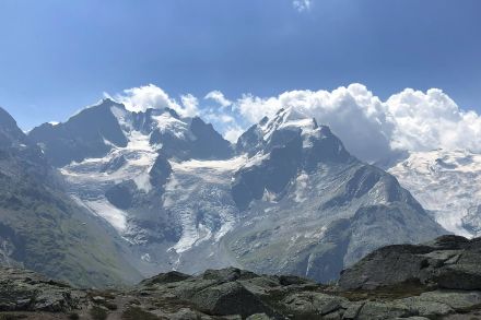 Berge und Gletscher mit blauem Himmel.