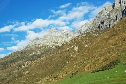 Nicht nur in der Westschweiz und im Südtessin, sondern auch in den Zentralalpen schien die Sonne, dort allerdings nur zeitweise. Jedenfalls war es nämlich am Vormittag bei Hospental im Urserental  sehr freundlich. Bild: Christa Hayoz.
