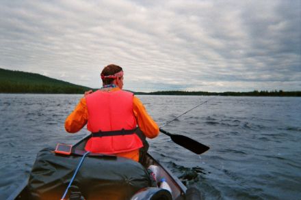 Unterwegs im Kanadier (Kanu) auf dem Piteälven (Schwedisch Lappland) letzten Sommer. Das Solarmodul auf dem Gepäck wirft nur wenig ab, daher wurde zur analogen Kamera gegriffen. Ein Iso 400 - Film (Lichtempfindlichkeit) gibt dem Bild einen tollen, körnigen «Look». Bild: A. Stutz