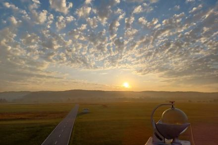 Altocumulus floccus zum Sonnenaufgang an unserem Wetterbeobachtungsposten am Flughafen Zürich-Kloten deuten auf die im Tagesverlauf zu erwartende Gewittertätigkeit hin. Bild: P. Büchi