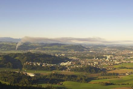 Blick vom Bantiger zur Stadt Bern. Ein Brand schickt Rauchzeichen in Richtung Westen. Bild: roundshot.ch