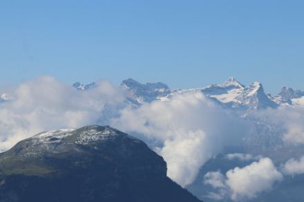 Frisch verschneite Berge unter blauem Himmel.