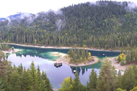 Am Freitagmorgen war die Seeoberfläche des Caumasees noch spiegelglatt. Im Tagesverlauf setzten aus Süden übergreifende, schwache Niederschläge ein. Foto: Laax Flims Falera, Roundshot Webcam