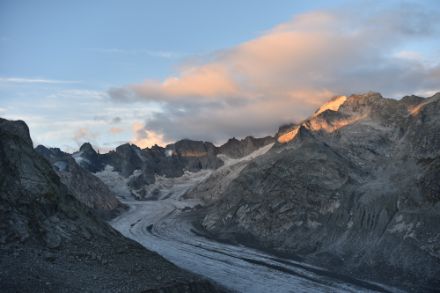 Nicht überall auf der Alpensüdseite war es in der Nacht gewitterhaft. Beispielsweise im Val Forno, einem Seitental des Bergells, blieb es fast trocken. Dementsprechend hatte es auch am frühen Morgen dort nur wenige Wolken. Bild: Urs Graf.