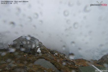 Glecksteinhütte, 2317 m im Berner Oberland heute Mittag - die Schneefallgrenze ist nicht weit. Quelle: https://www.foto-webcam.eu/webcam/glecksteinhuette