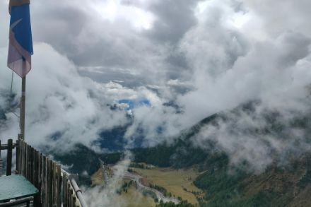 Nachdem es am Vormittag auf der Alp Grüm am Berninapass etwas Sonne gab, bildete sich in der Folge rasch wieder ausgedehntere Quellbewölkung. Foto: Meteomeldung/App