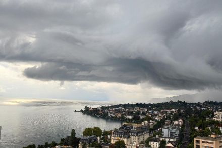 Tiefe Wolkenbasis heute Morgen am Genfersee. Foto: Meteomeldung/App