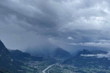 Schauer über dem Alpenrhein. Blick von Triesenberg (FL) südwärts über das Sarganserland hinweg. Bild: J. Fisler
