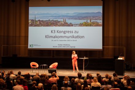 Foto der Moderatorin Martina Villa auf der Bühne des K3 Kongresses