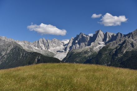 Schneefreie Berge mit blauem Himmel und zwei kleine Wolken.