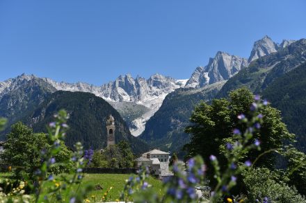 Foto von Soglio im Val Bregaglia bei schönstem Sommerwetter.