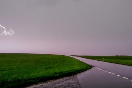 Blitz heute Mittag über Cossonay-Ville (VD). Quelle: Meteomeldung/App