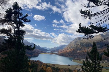 Im Oberengadin blieb es zwar trocken, doch hielten sich die Wolkenfelder am längsten. Blick von oberhalb Silvaplana-Surlej auf den Silvaplanersee. Foto: Markus Kägi