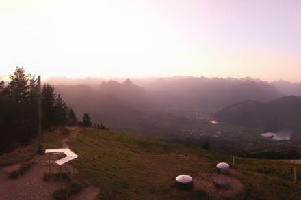 Wildspitz heute Morgen kurz vor Sonnenaufgang. Auch hier war es extrem mild, die Temperatur lag zum Aufnahmezeitpunkt bei etwa 18 Grad. Die Sicht war mit etwas Saharastaub in der Atmosphäre allerdings etwas eingeschränkt. Quelle: https://wildspitz.roundshot.com