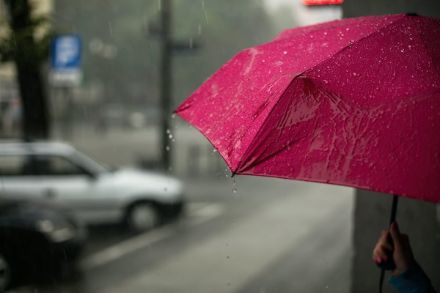 Roter Regenschirm