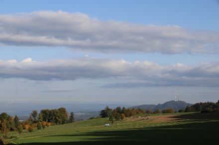 Lediglich einige Bänder mit Stratocumulus, aufgenommen von der Buchenegg (Albiskette) mit Blick Richtung Nordwest (rechts der Uetliberg mit Sendeturm) um 9:30 Uhr. Foto: D. Gerstgrasser
