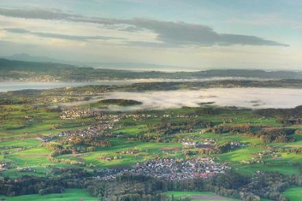 Blick vom Bachtelturm (ZH Oberland) Richtung Westen um 9 Uhr. Der flache Nebel reichte bis kurz vor Dürnten, im Vordergrund die Gemeinde Hadlikon. Quelle: Züri Oberland Tourismus AG