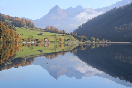 Das Klöntal blieb vom Hochnebel verschont. Bild: Daniel Gerstgrasser