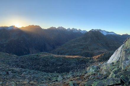 Sonnenaufgang am Piz Cavradi, südöstlich des Oberalppasses. Foto: A. Giordano