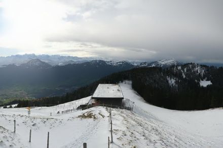 Blick vom Wildspitz Richtung Süden (linke Bildhälfte), wo der Freitag sonnig startete, sowie nach Westen (rechte Bildhälfte), wo eine Okklusion Bewölkung und Regen brachte. 