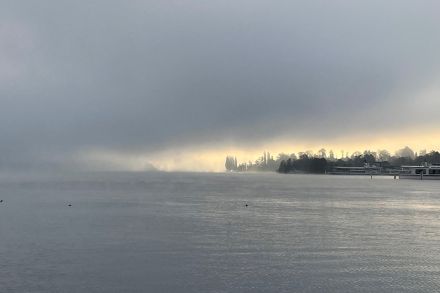 Vermischung von Nebel und Seerauch über dem Vierwaldstättersee am Morgen. Foto: E. Müller