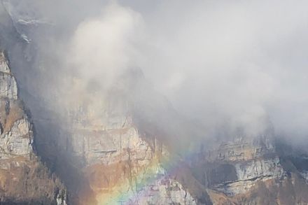 Veränderlicher Wettercharakter mit Regenbogen heute Vormittag in Netstal