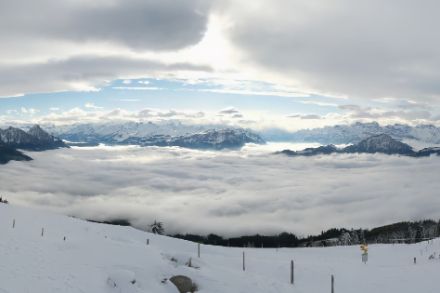 Blick vom Wildspitz (ZG/SZ) Richtung Süd-Südost: Hochnebel mit Obergrenze bei ca. 1300 Metern, darüber Altocumulus und Richtung Alpen ein Föhnfenster. Quelle: Stiftung Wildspitz (Roundshot)