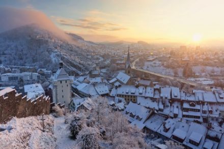 Blick von der Burgruine Stein nach Osten zum Sonnenaufgang über das frisch verschneite Baden/Wettingen. Links der Ausläufer der Lägern mit «Stratuskappe». Foto: D. Buck