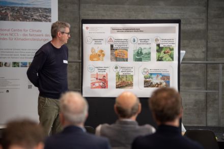 Workshop-Leiter präsentiert vor einer Gruppe von Teilnehmenden.