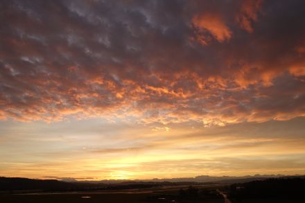 Farbenfroher Sonnenaufgang am Flughafen Zürich-Kloten. Foto: MeteoSchweiz