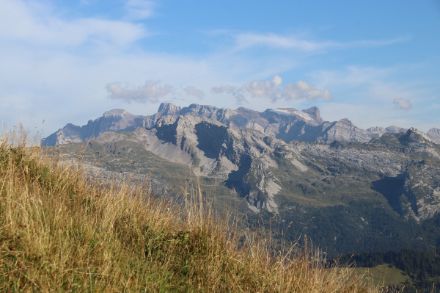 Schneefreie Glarner Alpen.