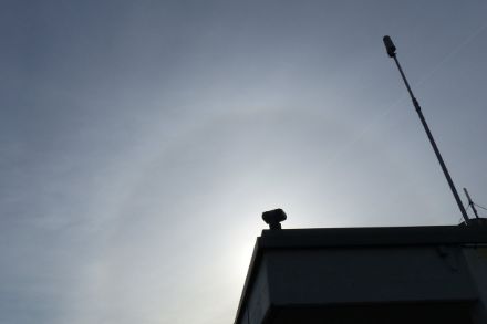 Der 22° Ring-Halo, der sich konzentrisch um die Sonne bildet, wenn feine Eiskristalle eines Cirrostratus den Himmel überzieht, ist ein typischer Begleiter eines Warmfrontaufzugs.